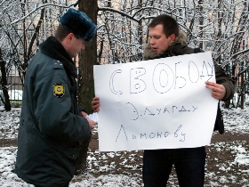 Одиночный пикет Николая ляскина в защиту Эдуарда Лимонова. Фото: Каспаров.Ru