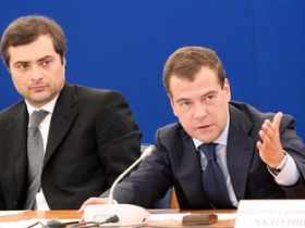 Владислав Сурков и Дмитрий Медведев. Фото с сайта slon.ru