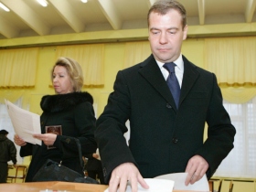 Светлана и Дмитрий Медведевы на избирательном уастке, фото http://rus.ruvr.ru