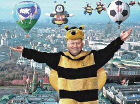 Юрий Лужков в костюме пчелы. Фото с сайта газеты "Тверская, 13"