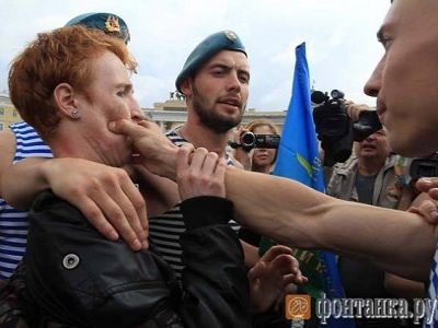 Нападение на гей-активиста ряжеными "десантниками". Фото Фонтанка.ру