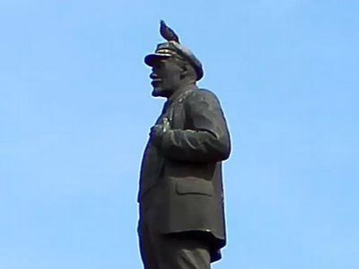 Памятник Ленину, птицы. Источник - http://img-fotki.yandex.ru/