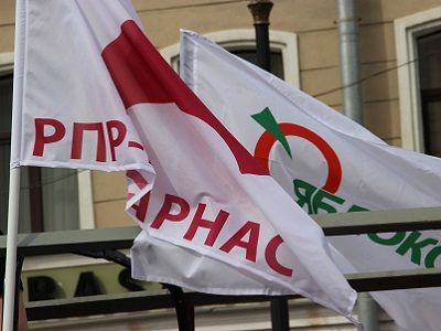 Флаги партий "ПАРНАС" и "Яблоко". Фото: gubernator47.ru