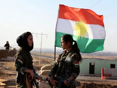 Флаг Курдистана, женщины из отрядов Партии свободы Курдистана. Источник - mignews.com