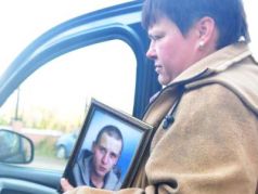 Мать Антона Штерна с портретом сына. Фото: serovglobus.ru