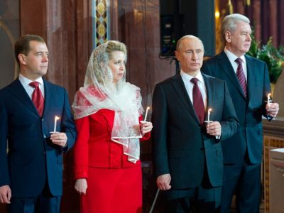 Медведев с женой, Путин, Собянин в храме