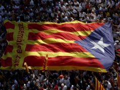 Гигантский флаг Каталонии на митинге за независимость, Барселона, 24.9.17. Фото: svoboda.org