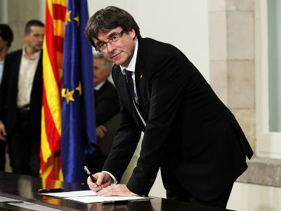 Президент Женералитата Каталонии Карлес Пучдемон подписывает декларацию о независимости. Фото: Reuters
