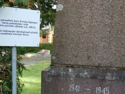 Таблички у советских памятников в Литве, Фото: lzinios.lt