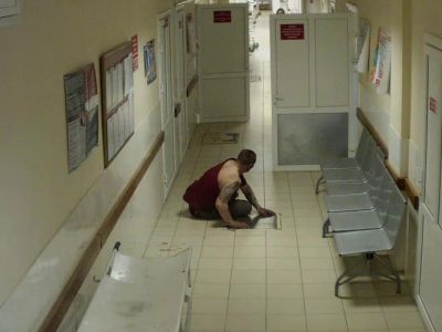 Пациент в смоленской больнице на полу. Фото: 360tv.ru