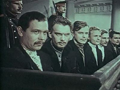 Суд над участниками маевки, к/ф "Мать" (1955). Источник - m.kino-teatr.ru