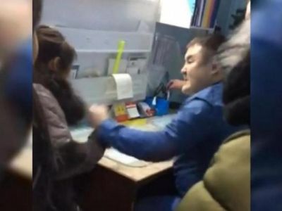 В Якутии врач пытается ударить пациентку. Фото: Скрин с YouTube