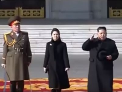 Ким Чн Ын с женой принимает военный парад, 8.2.18. Скрин видео www.youtube.com/watch?v=tn5_LmYhIoI