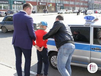 Задержание ребенка в Саратове после акции "Он нам не царь", Фото: fn-volga.ru