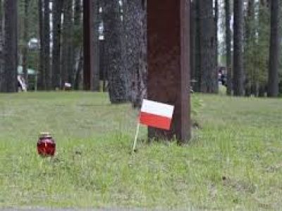 Польский мемориал в память об убитых НКВД. Фото: Когита!ру