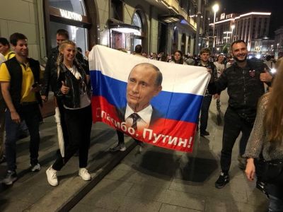 Болельщики с портретом Путина на ЧМ-2018. Фото: twitter.com/tov_sobakin