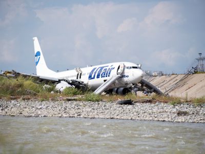 Самолет Utair скатился в реку в Сочи, Фото: Life.ru