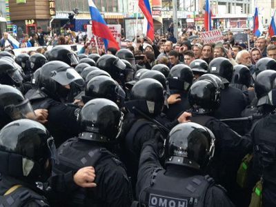 Полиция и народ. Фото: Сергей Богданов, Каспаров.Ru