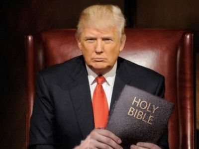 Трамп и Библия. Фото: ecclezzia.com
