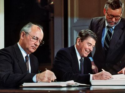 Михаил Горбачев и Рональд Рейган подписывают договор по РСМД, Вашингтон, 8.12.87. Фото: regnum.ru