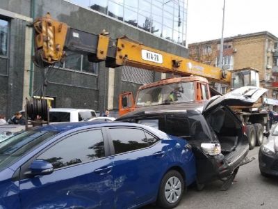 Автокран протаранил 20 автомобилей. Фото: kyiv.npu.gov.ua