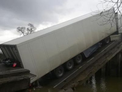 Обрушение моста. Фото: newsvl.ru