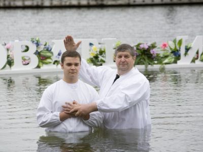 Крещение баптиста. Фото: Salvationbaptistchurch.com
