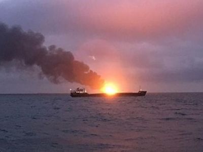 Пожар на судне в Керчи. Фото: РИА "Новости"