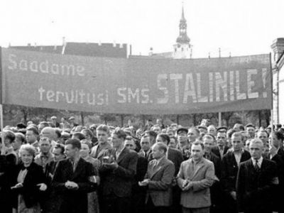 Манифестация, которая приветствует делегатов в Думе в Таллинне, Эстония, после аннексии Эстонии Советским Союзом. Фото: amistadhispanosovietica.blogspot.com
