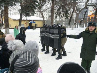 Репетиция разгона митинга перед школьниками, Екатеринбург. Фото: 66.ru