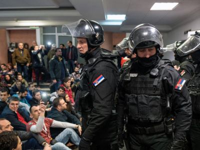 Демонстранты и полиция в Белграде, 17.3.19. Фото: Reuters