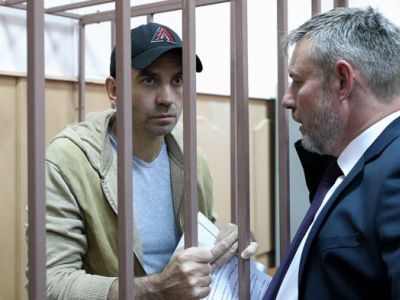 Михаил Абызов и один из его адвокатов Алексей Кирсанов (справа). Фото: Андрей Любимов / РБК