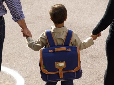 Ребенка ведут в школу. Фото: news.tut.by