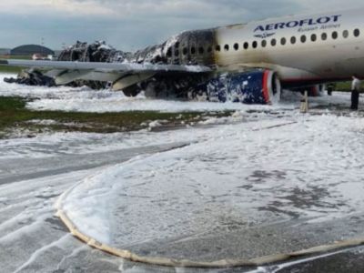 При посадке в самолете начался пожар, который охватил хвостовую часть самолета. Фото: МЧС по Московской области