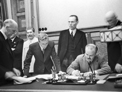 Подписание германо-советского договора о ненападении, 1939 год. Репродукция Фотохроники ТАСС