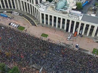 Митинг 10 августа на пр. Сахарова, вид сверху. Фото: t.me/SerpomPo