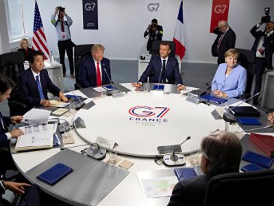 Встреча лидеров G7 за круглым столом, саммит "большой семерки" в Биаррице, 26.8.19. Фото: Reuters