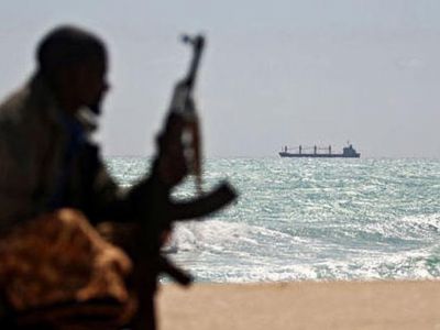 В несвязанном инциденте сомалийский пират наблюдает за угнанным греческим грузовым судном. Источник: Фото: AFP / Scanpix