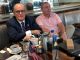 Адвокат Дональда Трампа Руди Джулиани пьет кофе с украинско-американским бизнесменом Львом Парнасом в отеле в Вашингтоне, США, 20 сентября 2019 года. Фото: Reuters / Aram Roston