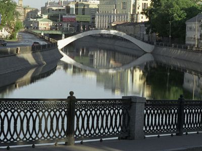 Садовническая набережная и горбатый пешеходный мост через Водоотводной канал в Москве. Фото: Валерий Шустов / РИА Новости