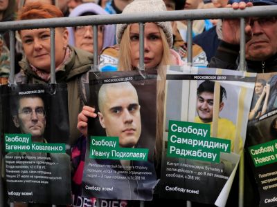 Участники акции протеста с портретами фигурантов "московского дела". Фото: Tatyana Makeyeva / Reuters