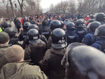 Новые Санжары (Полтаская обл.): полиция и протестующие против размещения эвакуированных из КНР. Фото: censor.net.ua