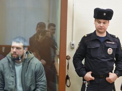 Денис Коновалов (слева) во время заседания Басманного районного суда. Фото: Эмин Джафаров/Коммерсант