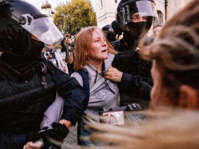 Дарья Сосновская во время задержания. Фото: Давид Френкель/Коммерсант