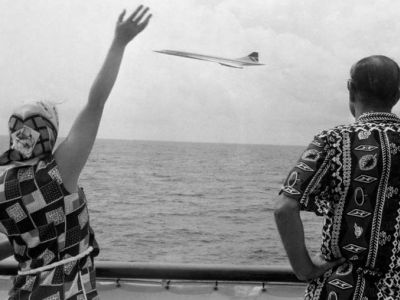 Королева машет пролетающему лайнеру "Конкорд" с борта яхты "Британия" у Барбадоса. 1977 год. Фото: ТАСС