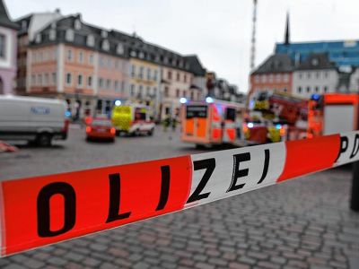 Полиция оцепила место преступления в немецком городе Трир, где водитель внедорожника насмерть сбил нескольких прохожих. Фото: Harald Tittel/dpa