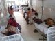 Пациенты наблюдаются в районной государственной больнице в Элуру, Индия. Фото: AP