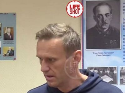 Суд над Алексеем Навальным в химкинском отделе полиции (под портретом Генриха Ягоды),18.01.21. Скрин: www.facebook.com/EidelmanTN