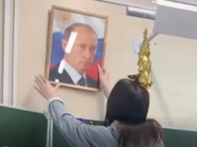 Флешмоб "Убери портрет Путина из класса". Фото: gordonua.com