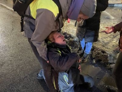 В Петербурге полицейский ударил женщину. Фото: 74.RU